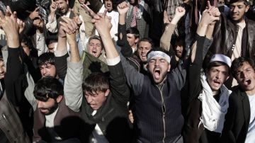 Estudiantes afganos protestan contra un eventual convenio entre Estados Unidos y ese país.
