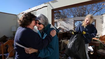Wendi Gorney (izq.) se consuela con Eunice Hausler al ver lo que queda de su hogar en el pueblo de New Minden, en Illinois, uno de los más afectados por la ola de tornados.