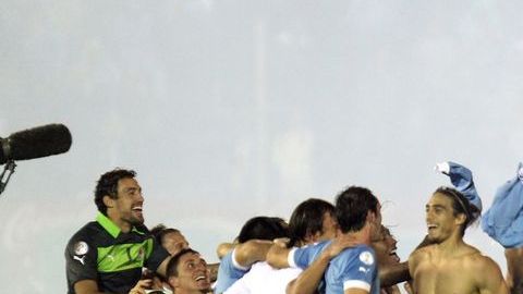 Uruguay celebró con todo en la cancha sagrada del Centenario.