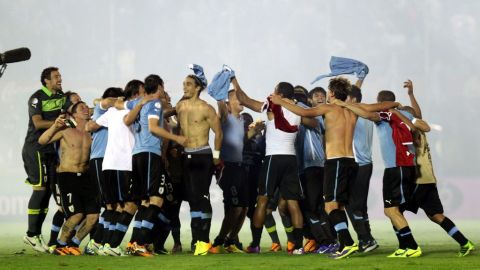 Uruguay celebró con todo en la cancha sagrada del Centenario.