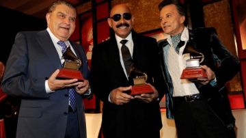 Don Francisco (izqda) muestra su premio junto con  Oscar D' Leon (centro) y Palito Ortega.