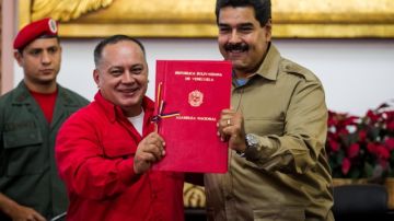 Cabello entrega a Maduro la Ley Habilitante.