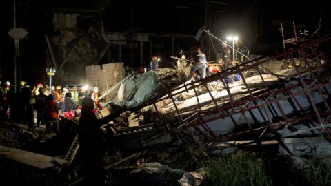 Rescatistas intentan encontrar sobrevivientes tras el derrumbe de un centro comercial en construcción ayer en Tongaat, Sudáfrica.