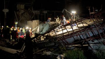Rescatistas intentan encontrar sobrevivientes tras el derrumbe de un centro comercial en construcción ayer en Tongaat, Sudáfrica.
