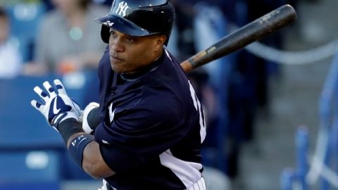 Robinson Canó da la impresión de estar  fuera del Yankee Stadium.