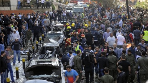 Vista tras explosión cerca de la Embajada de Irán en el barrio de mayoría chií de Al Yinah, sur de Beirut (Líbano), ayer.