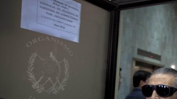 José Efraín Ríos Montt (cen.) asiste a una audiencia ayer,  para su nuevo juicio, en Ciudad de Guatemala (Guatemala).