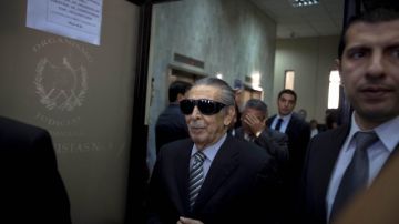 José Efraín Ríos Montt (cen.) asiste a una audiencia ayer,  para su nuevo juicio, en Ciudad de Guatemala (Guatemala).