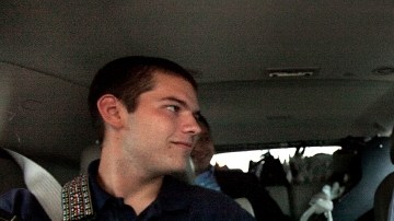 En una foto de archivo, se ve al político demócrata de Virginia en plena campaña por la gubernatura  de su estado en el año 2009, acompañado de su hijo Gus. Este siempre lo acompañaba en sus campañas políticas.  Pero sufría de problemas mentales.