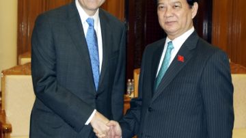 El Secretario del Tesoro Jack Lew (izq.) con el Primer Ministro de Vietnam,  Nguyen Tan Dung, durante su visita a  Hanoi.