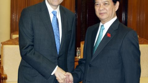 El Secretario del Tesoro Jack Lew (izq.) con el Primer Ministro de Vietnam, Nguyen Tan Dung, durante su visita a Hanoi.