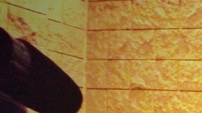 La madre de D'Paris Williams toma el altavoz afuera de la estación policial de la Misión para denunciar los atropellos de agentes contra su hijo.