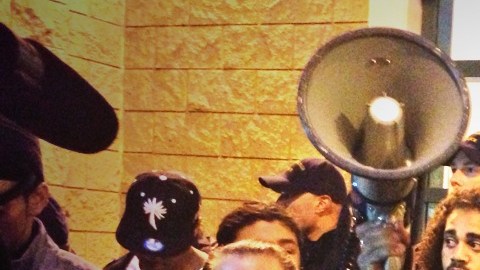 La madre de D'Paris Williams toma el altavoz afuera de la estación policial de la Misión para denunciar los atropellos de agentes contra su hijo.
