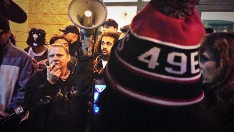 La madre de D'Paris Williams toma el altavoz afuera de la estación policial de la Misión para denunciar los atropellos de agentes contra su hijo.