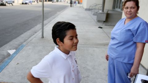 Silvia López con su hijo Juan Meza, quien enfermó luego de comer en la escuela primaria  Dolores Huerta.