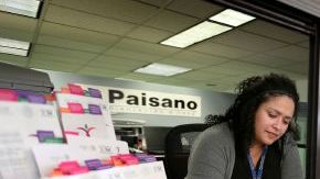 Una empleada del Programa Paisano en el Consulado de México de Los Ángeles ayuda a una persona que desea viajar a Durango,en México, en los días festivos de diciembre.