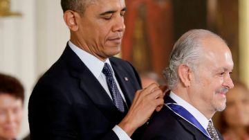 El científico mexicano y Nobel de Química, Mario Molina, cuando era condecorado por el presidente Barack Obama.