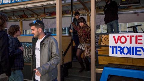 Estudiantes de la Universidad de Nuevo México votan sobre el aborto en un vehículo dispuesto para ello, luego de que la Universidad prohibiera instalar sitios para votar dentro del recinto.