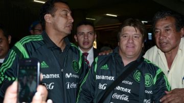 Miguel "Piojo" Herrera fue recibido con ovaciones en el aeropuerto capitalino