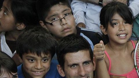 Djokovic y Mauricio Macri departieron con niños de una villa en Buenos Aires.