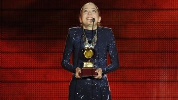 Natalia Lafourcade recibió el Latin Grammy por el mejor álbum de música alternativa con su disco "Mujer Divina".