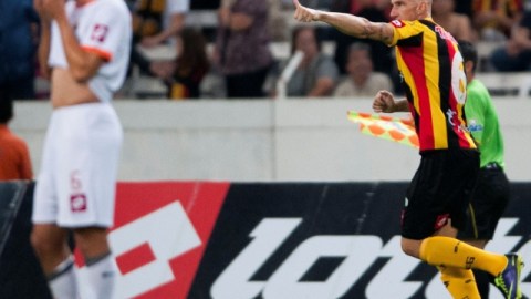 Rodrigo Folle (der.), de Leones Negros, autor del único gol del partido ante Alebrijes, celebra su anotación en el Estadio Jalisco.