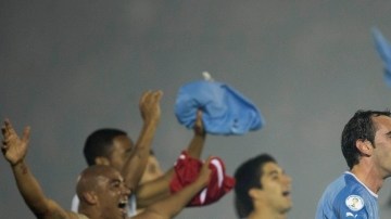 Jugadores uruguayos celebran su calificación a Brasil.