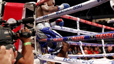 José Carmona se sostiene en las cuerdas en la pelea ante Arce.
