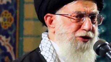 El ayatola Jameini, la máxima autoridad religiosa de Irán,  pronuncia un discurso durante una ceremonia en Teherán,  ayer.