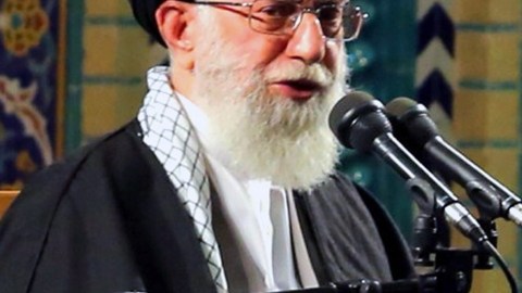 El ayatola Jameini, la máxima autoridad religiosa de Irán,  pronuncia un discurso durante una ceremonia en Teherán,  ayer.
