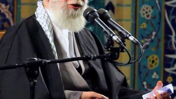 El ayatola Jameini, la máxima autoridad religiosa de Irán,  pronuncia un discurso durante una ceremonia en Teherán,  ayer.