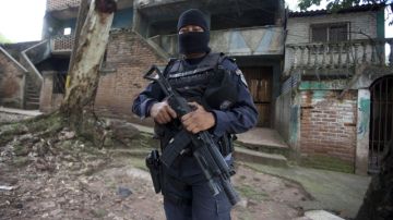 Un policía patrullaba ayer una zona de la colonia Soto de Comayaguela (Honduras), donde pandilleros han incrementado su violencia.