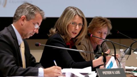La Junta Directiva de Covered California votó unánimemente para seguir con la fecha límite de 31 de diciembre para eliminar más de 1 millón de pólizas de seguros individuales de salud que no cumplen con los requisitos de la reforma federal de salud.