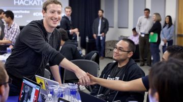 Zuckerberg (i) saluda a los participantes del "Dreamer Hackathon".