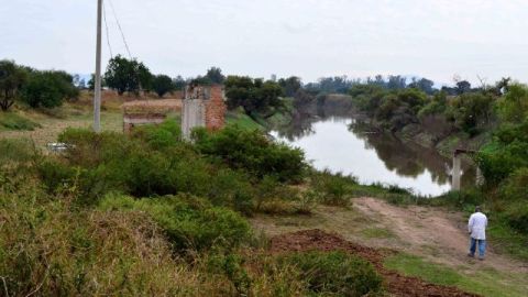Un experto forense en la zona donde fueron halladas las fosas con cadáveres en la localidad de La Barca, en el estado de Jalisco, México.