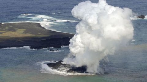 Una nueva isla humea frente a la costa de Nishinoshima, una pequeña isla deshabitada en la cadena Ogasawara, el 21 de noviembre de 2013.