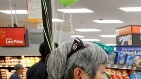 Unos 825,000 empleados de Walmart ganan menos de $25,000 al año, de acuerdo con el grupo de trabajadores que reclama un aumento de sueldo.