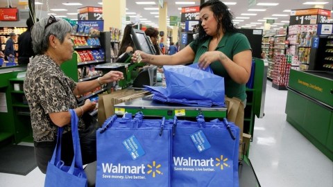 Unos 825,000 empleados de Walmart ganan menos de $25,000 al año, de acuerdo con el grupo de trabajadores que reclama un aumento de sueldo.