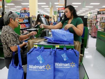 Unos 825,000 empleados de Walmart ganan menos de $25,000 al año, de acuerdo con el grupo de trabajadores que reclama un aumento de sueldo.