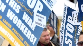 Camioneros que laboran para tres compañías que dan servicio al puerto, realizaron una huelga alegando prácticas laborales injustas.