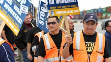 Camioneros que laboran para tres compañías que dan servicio al puerto, realizaron una huelga alegando prácticas laborales injustas.