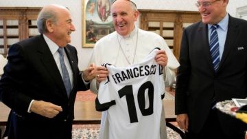 El Papa Francisco recibió en la Santa Sede al presidente de la FIFA, Joseph Blatter