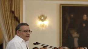 Mauricio Funes (izq.)  habla del programa para la reparación de víctimas de los derechos humanos  en la Casa Presidencial en San Salvador, ayer.