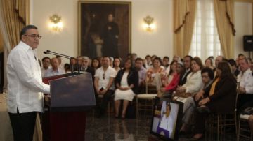 Mauricio Funes (izq.)  habla del programa para la reparación de víctimas de los derechos humanos  en la Casa Presidencial en San Salvador, ayer.