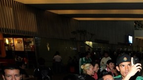 'Maza' Rodríguez atiende a los aficionados en el aeropuerto.