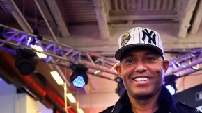 Mariano Rivera muestra el rótulo que fue colocado en las calles 4th y Broadway en Nueva York en honor a su brillante trayectoria.
