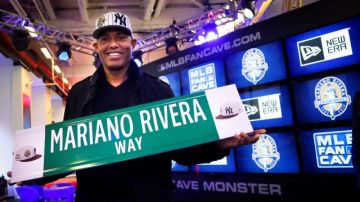 Mariano Rivera muestra el rótulo que fue colocado en las calles 4th y Broadway en Nueva York en honor a su brillante trayectoria.