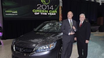 El vicepresidente senior de American Holanda Motor (izq.) con el editor  de 'Green Car Journal', tras anunciar que el Honda Accord ha sido elegido el Coche Ecológico del año 2014 en Los Ángeles.