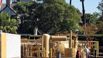 Un trabajador realiza operaciones en la planta de petróleo de Allenco Energy Co. en el sur de Los Ángeles.