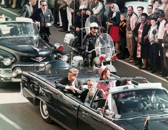En esta foto de archivo de 22 de noviembre de 1963, la caravana del presidente John F. Kennedy viaja a través de Dallas.